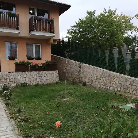 בית הארחה Miranis Houses *
