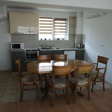 Miranis Houses בית הארחה ביאלה